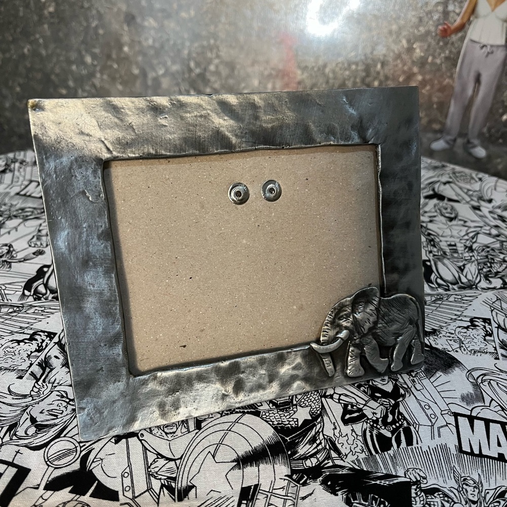 Metal picture frame with Elefant
